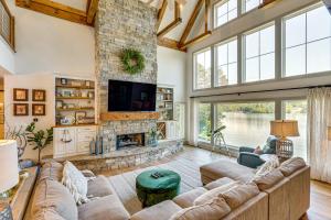 Lakefront Hiawassee Gem: Boat Dock w Rooftop Deck