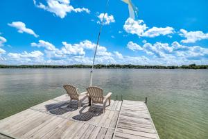 Waterfront ‘Clarklake Escape’ - Deck, Dock & Views
