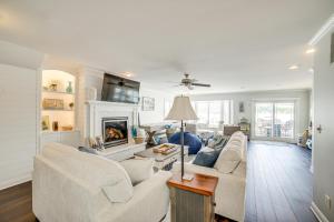 Waterfront ‘Clarklake Escape’ - Deck, Dock & Views