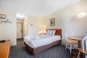 Standard Queen Room room in Ludington Pier House