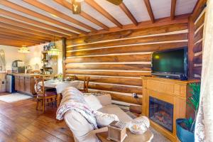 Cozy Luray Cabin with Views Near Hiking Trails!