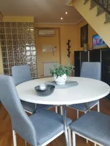 Duplex con terraza y vistas a la montaña internet aire acondicionado frente a piscinas públicas - Clavijo