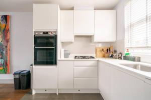 Luxurious & Modern 2 bedroom Notting Hill Townhouse