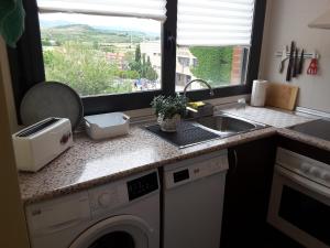 Duplex con terraza y vistas a la montaña internet aire acondicionado frente a piscinas públicas