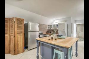 Beach Haven Upper Penthouse Unit- 1 bed 1 Bath