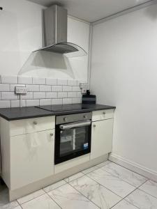 Cosy bedroom with private bathroom ensuite in London Canary Wharf E14 only 1 stop to Excel and O2 for short or long let in London Canary Wharf, less than an hour from Heathrow, Stansted and Gatwick airport