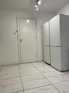 Cosy bedroom with private bathroom ensuite in London Canary Wharf E14 only 1 stop to Excel and O2 for short or long let in London Canary Wharf, less than an hour from Heathrow, Stansted and Gatwick airport