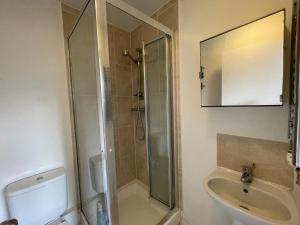 Cosy bedroom with private bathroom ensuite in London Canary Wharf E14 only 1 stop to Excel and O2 for short or long let in London Canary Wharf, less than an hour from Heathrow, Stansted and Gatwick airport