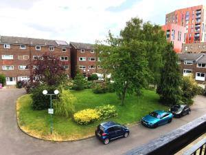 Cosy bedroom with private bathroom ensuite in London Canary Wharf E14 only 1 stop to Excel and O2 for short or long let in London Canary Wharf, less than an hour from Heathrow, Stansted and Gatwick airport