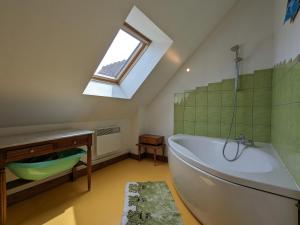 Maisons de vacances Charmant gite en Berry avec terrasses, jardin et parking prive, proche de Nohant et La Chatre - FR-1-591-35 : photos des chambres