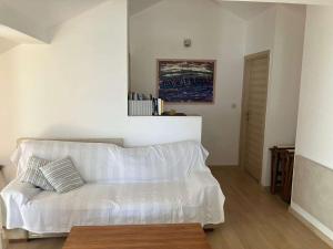 Apartments with parking space Senj - 23402