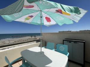 Studio lumineux face mer avec terrasse et parking, proche port et commerces, 4P - FR-1-799-31