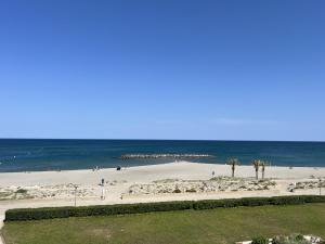 Studio lumineux face mer avec terrasse et parking, proche port et commerces, 4P - FR-1-799-31