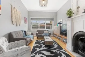 Victorian Charm meets Modern Ease near Lake and CBD - Wendouree