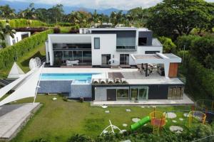 Luxury mansion in heart of Eje Cafetero 15 sleeps! - 4hvězdičkové hotely ve městě Armenia