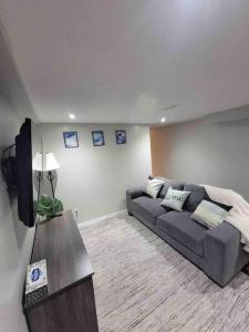 Charming 2 bedroom with Private Entrance