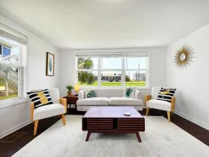 The Sandy Pineapple - Coastal Home STEPS to Beach Pet & Family Friendly! - 圣乔海滩