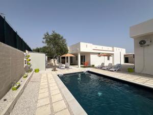 White houses luxury and pool