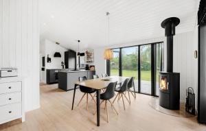 3 Bedroom Nice Home In Store Fuglede