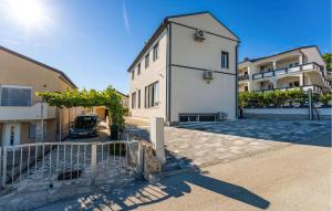 Stunning Apartment In Rtina With Wifi