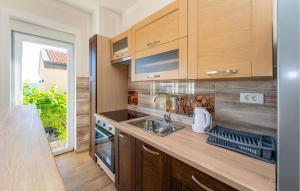 Stunning Apartment In Rtina With Wifi