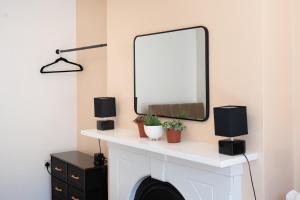 Terracotta flat, free WiFi & parking, easy access to Liverpool