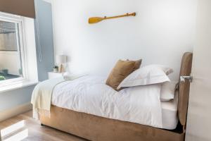 Terracotta flat, free WiFi & parking, easy access to Liverpool