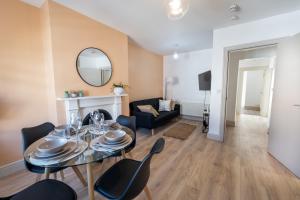 Terracotta flat, free WiFi & parking, easy access to Liverpool