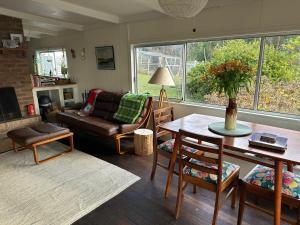 Wylah Cottage for a Peaceful Bruny Island Escape with Water Views, Fireplace & Wallabies