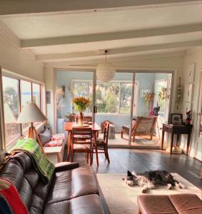 Wylah Cottage for a Peaceful Bruny Island Escape with Water Views, Fireplace & Wallabies