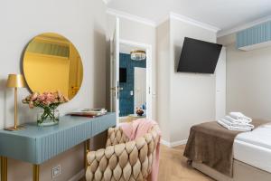 Rooftop Wawel view with jacuzzi l luxury apartment