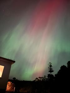 Wylah Cottage for a Peaceful Bruny Island Escape with Water Views, Fireplace & Wallabies