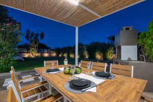 Villa Mariani II - in Lothiarika, newly renovated June 2024, private pool, Lindos 10 min, beach 120m