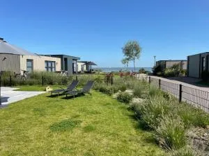Enkhuizer Strand Chalet Windrose mit Zaun Haus Nr 225 - Andijk