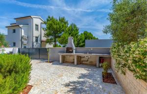 Gorgeous Home In Liznjan With Kitchen