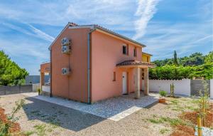 Gorgeous Home In Liznjan With Kitchen