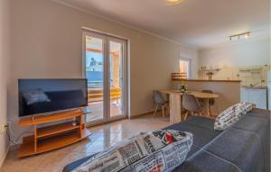 Gorgeous Home In Liznjan With Kitchen