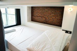 Giường Tầng Trong Phòng Ngủ Tập Thể Cho Nữ  (Bunk Bed in Female Dormitory Room  )