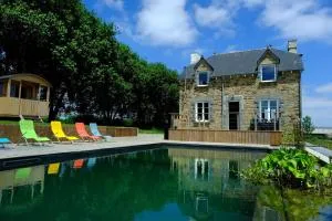 Maison 12 couchages, roulottes et piscine naturelle - Kerouet