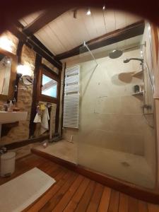 B&B / Chambres d'hotes Chambre KIKO - Vue sur jardin et montagne AURIGNAC : photos des chambres