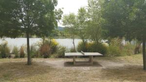 Campings Mobil Home vue sur le lac dans un camping 4 etoiles a Cadenet : photos des chambres