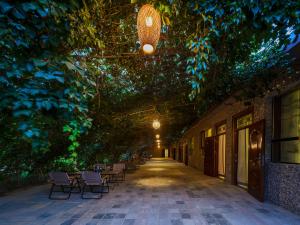 Dunhuang Hu Yang Inn