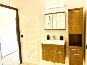 Maisons de vacances 3-Star Tourism Rated Holiday Home with Air Con and Private Heated Pool - 45 Mins from Sarlat : photos des chambres