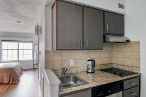 Blueground Gateway gym pool steps to stadium ATX-243