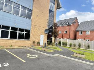 2 Bed Apartment - Sleeps 4 - Wifi - Parking