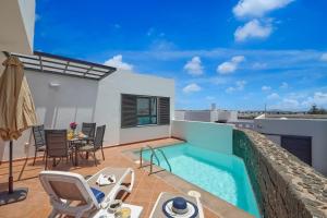 Casa María Duplex with Sea & Mountain Views, 15 Minutes walk from the Marina Rubicón