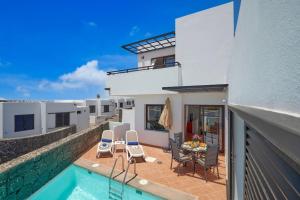 Casa María Duplex with Sea & Mountain Views, 15 Minutes walk from the Marina Rubicón