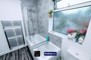 Modern 4-Bed House, Free Parking & WiFi in Swinton