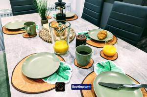 Modern 4-Bed House, Free Parking & WiFi in Swinton