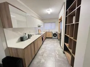 20 Elizabeth Place - Beautiful and spacious self catering 3 bedroom unit next to Kyalami Racetrack with free WiFi - swimming pool, gym and restaurant - Perfect for a big family in Midrand Waterfall - Kyalami